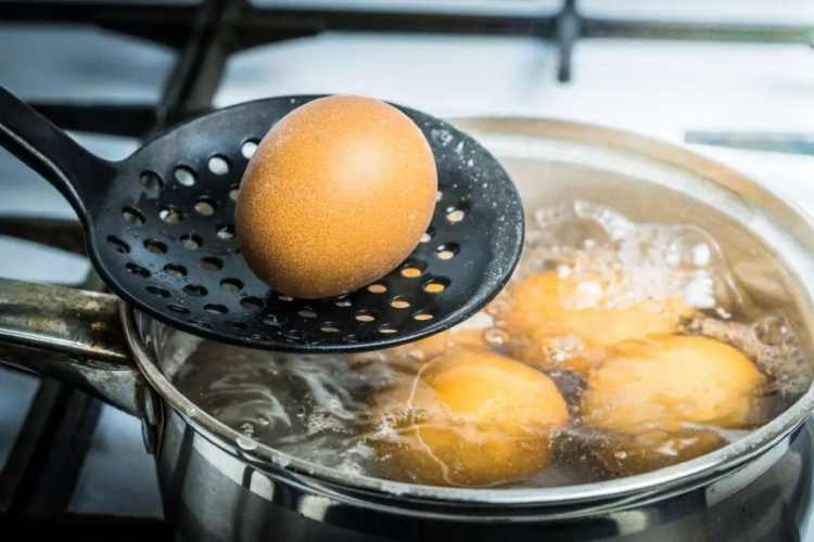 Як зварити ідеальні яйця без шкаралупи: універсальний лайфхак для швидкого приготування