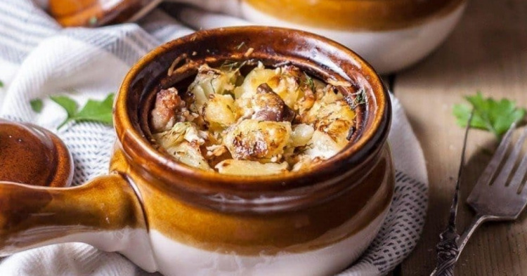 Картопля з м'ясом та сиром у глиняних горщиках: скуштуйте ситну та смачну класичну українську страву