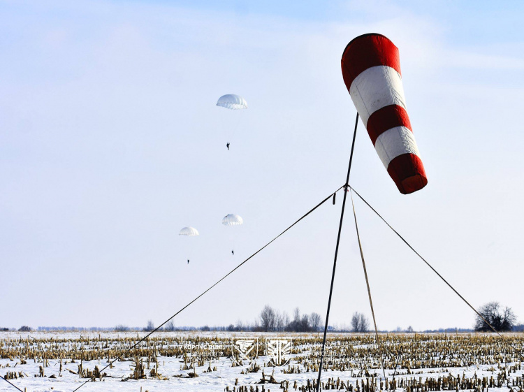 Невидимі пастки на дорогах до Дніпропетровщини: ворог впроваджує підступну тактику «очікування»