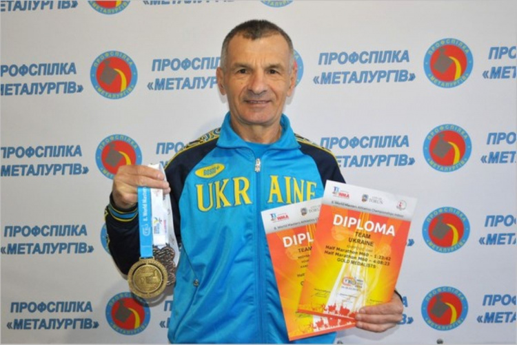 Стаєр з Кам'янського Василь Карпович став чемпіоном світу у півмарафонському забігу