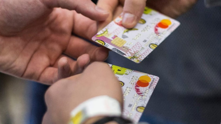 Клієнтам Ощадбанку терміново потрібно замінити картки: названо терміни