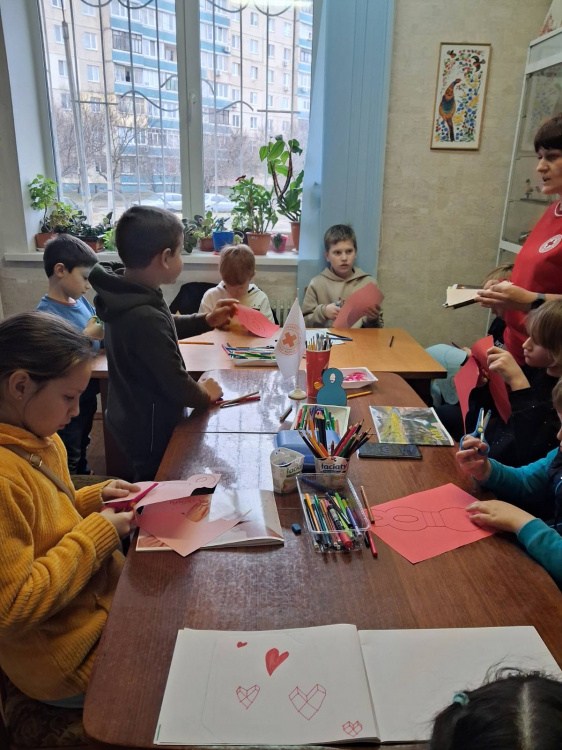 Тепло дитячих долонь: у Кам’янському малеча готує сюрпризи до Міжнародного жіночого дня