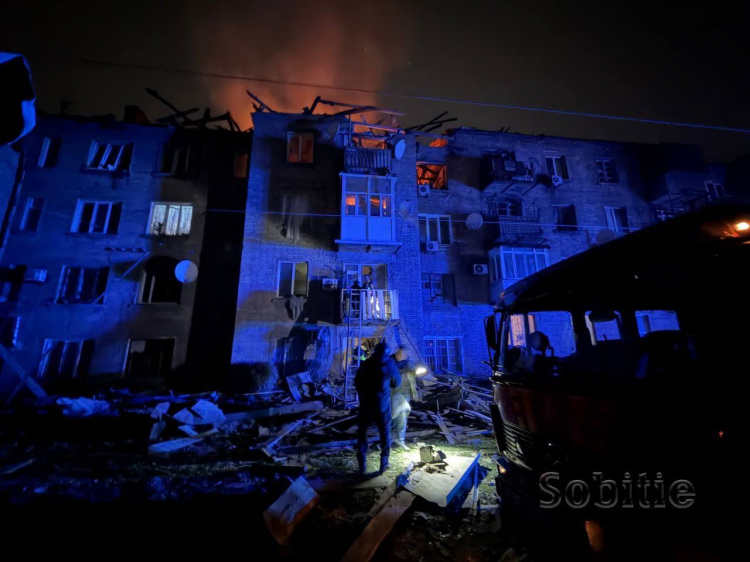 Ніч жаху в Кам’янському: «шахед» зніс верхні поверхи житлового будинку - є постраждалі