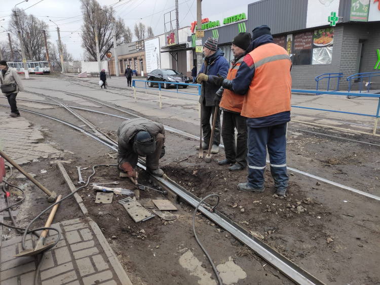 Електротранспортники Кам'янського провели профілактичний ремонт колій на площі ДМК