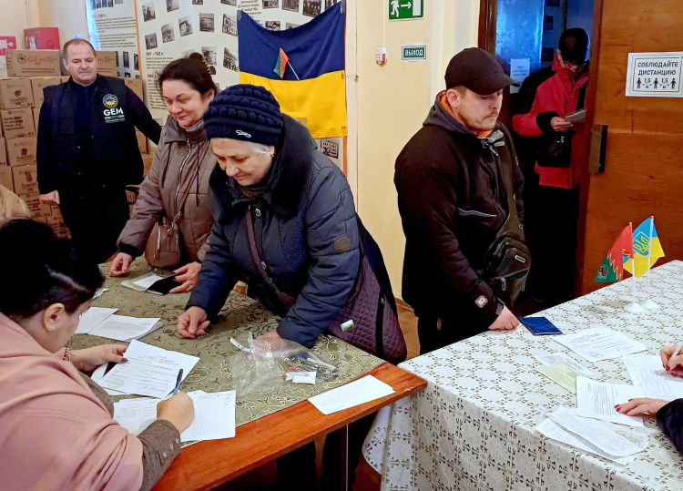 В Камʼянському переселенці з Авдіївки отримали до прийдешніх свят продуктові кошики