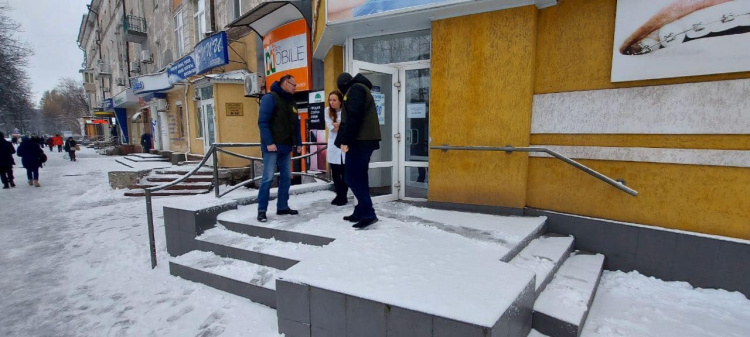 Інспектори перевірили, як підприємці Кам'янського прибирають сніг біля своїх закладів