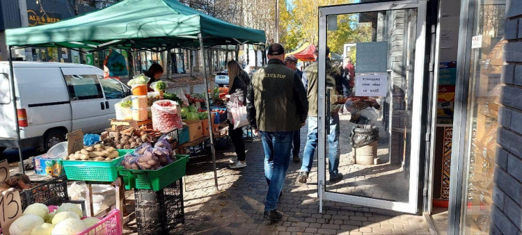 У Кам'янському комунальники провели рейд по стихійним ринкам міста - обійшлося без конфліктів