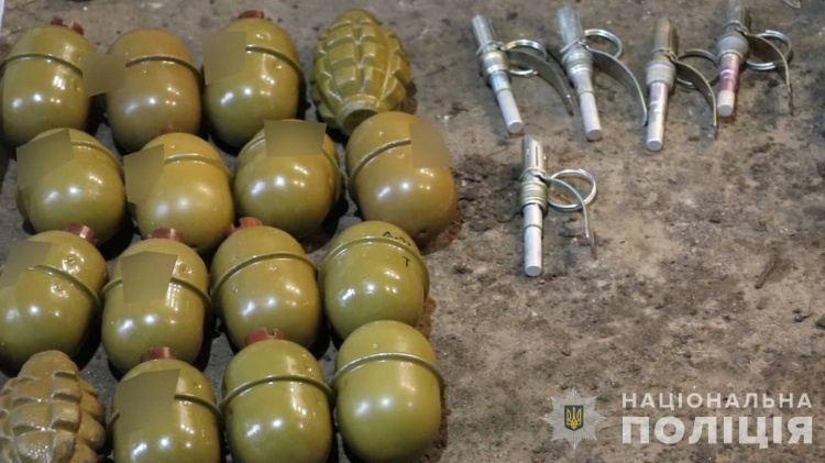 Снаряди, гранати та вибухівка - у мешканця Кам'янського району виявили цікаву знахідку