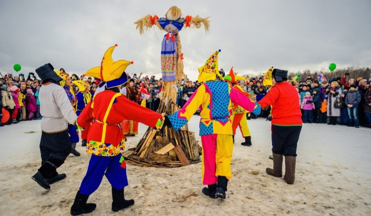 Готуємося до весни: коли пекти млинці та спалювати опудало на Масницю