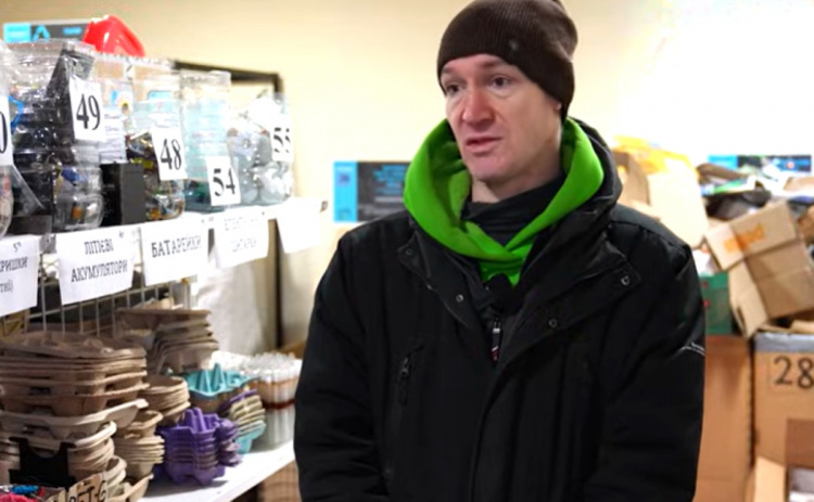 Від кришечок до прикрас: що роблять зі сміття на єдиній сортувальній станції Дніпра