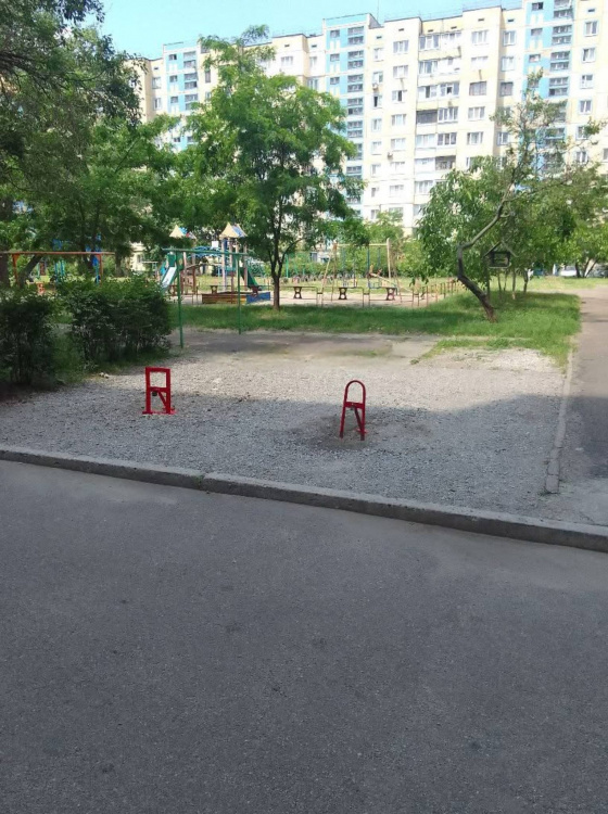 У Кам’янському зникають турніки: мешканці жертвують дитячими майданчиками заради паркомісць