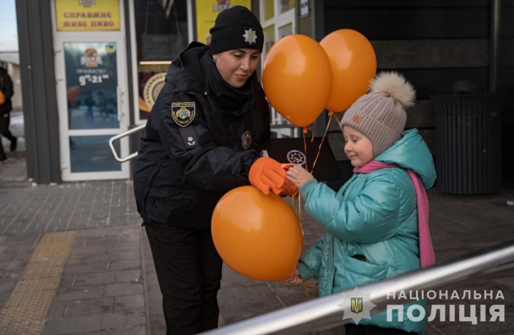 Поліцейські Кам’янського долучилися до флешмобу «16 днів проти насильства» - подробиці