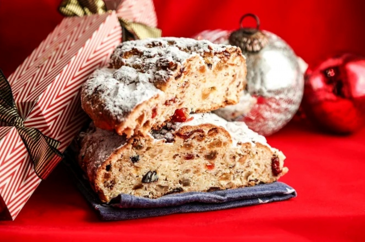 Спробуйте ароматний штолен з марципаном і сухофруктами — класичний зимовий кекс