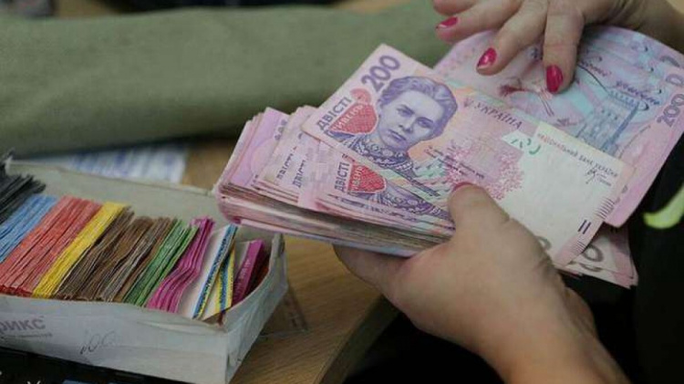 Подвійна пенсія: хто з українців має право на виплати у розмірі 60% від зарплати