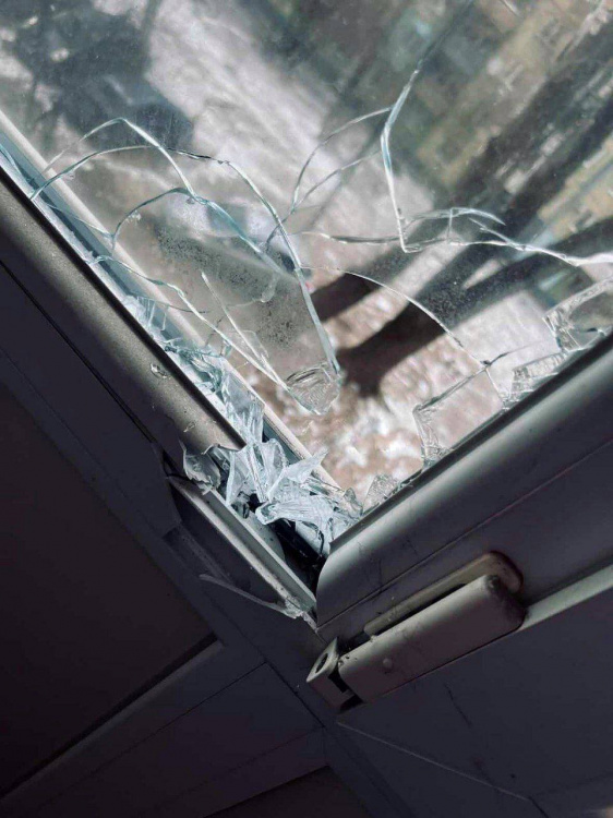 Куля на балконі: у Кам’янському зафіксовано наслідки бойової роботи ППО