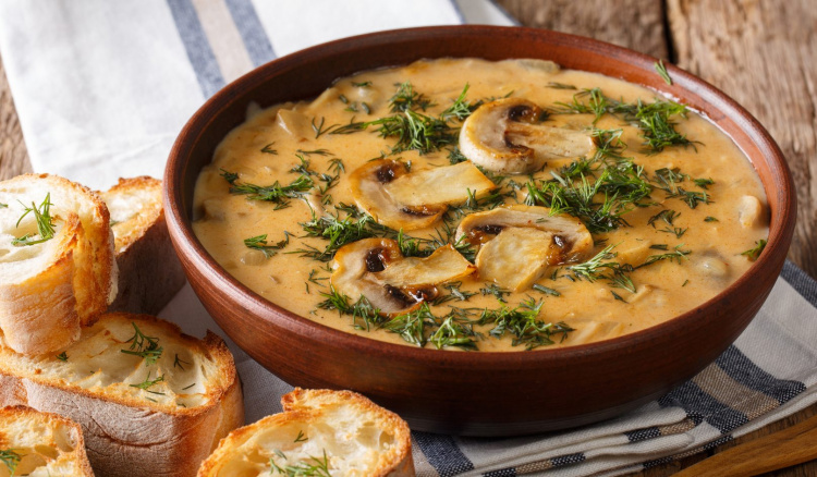Найосінніший смачний рецепт: приготуйте суп з грибами та перловою крупою
