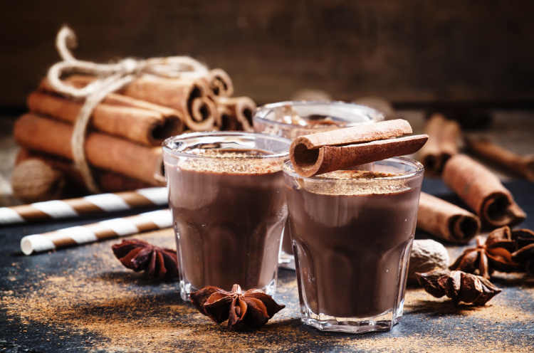 Гарячий шоколад з імбиром, корицею та ромом: незвичайний смачний напій, що зігріє в мороз