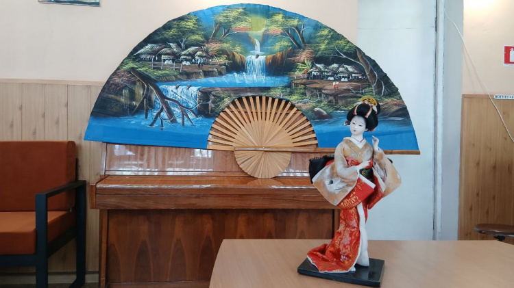 Чайна подорож у часі: як у бібліотеці Кам’янського розкривали секрети «білих вій» та «опіумних війн»