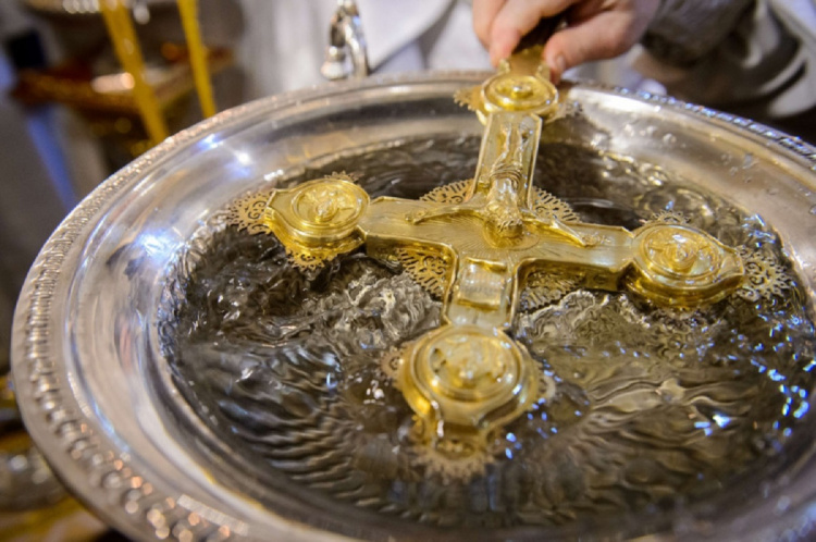У Кам'янському освячувати воду на відкритих водоймищах не будуть: обряд можна провести тільки у церквах міста