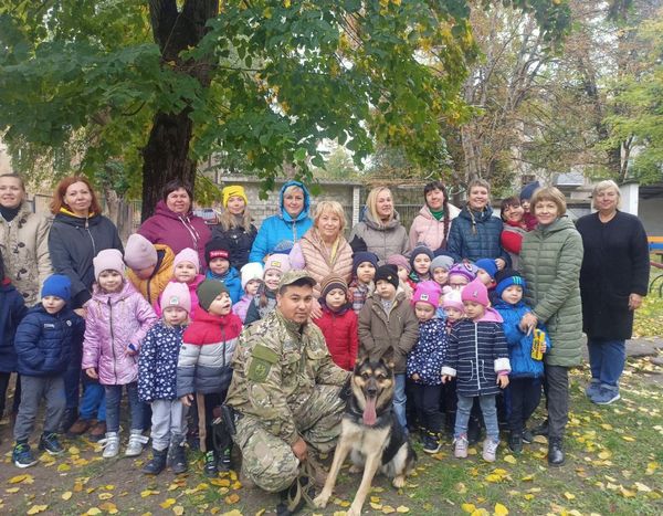 Поліцейський Кам'янського познайомив школярів із чотирилапою помічницею - фото