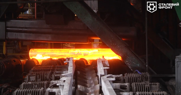 Металурги Каметсталі загартовані, як найміцніша сталь, яку вони виробляють - відео
