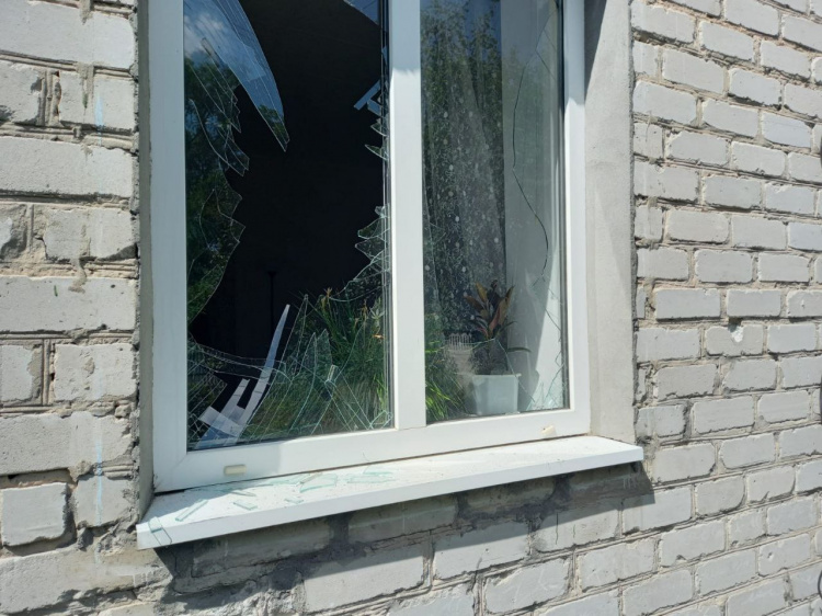 Ракетний удар по Кам’янському району: спалахнула пожежа, триває повітряна тривога