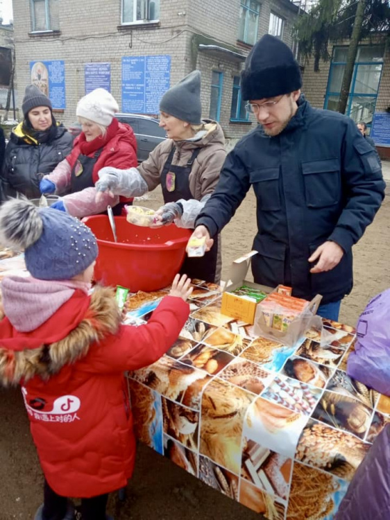 У Кам'янському 350 родин ВПО отримали допомогу  від волонтерів - деталі