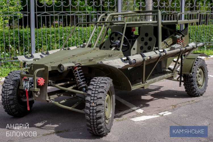 Баггі для військових: в Кам'янському збирають універсальні авто для ЗСУ