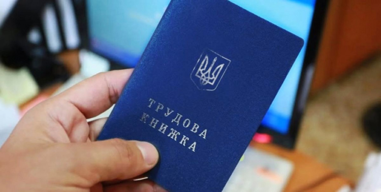 Цифровий облік стажу: чому паперова книжка і реєстр показують різні дані