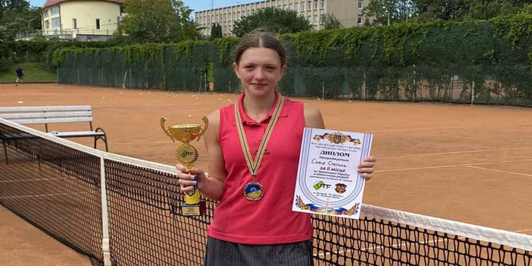 Тенісистка з Кам’янського виборола дві медалі на чемпіонаті України