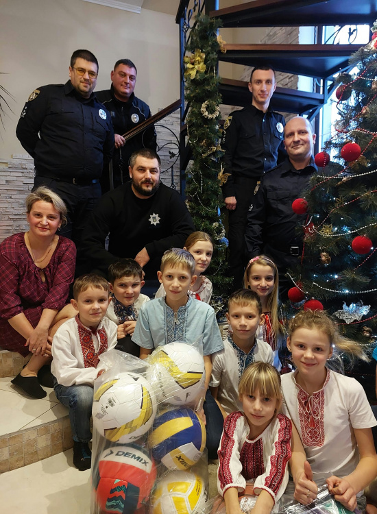 Поліцейські привітали із зимовими святами дітлахів Кам'янського