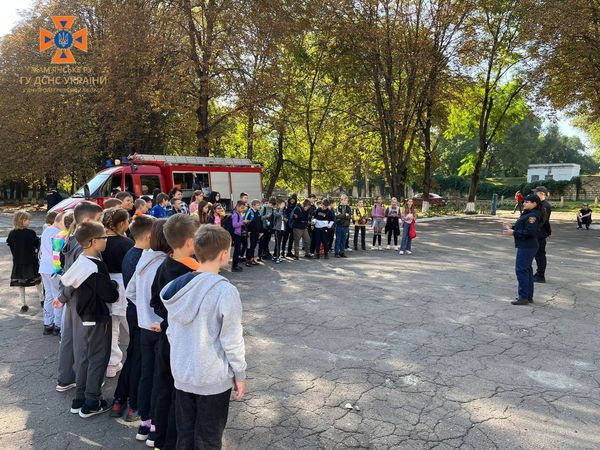 Рятувальники Кам'янського завітали на пожежному автомобілі до школи