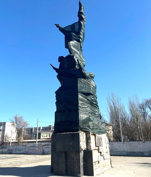 Замість демонтажу - сітка: на Дніпропетровщині критикують напівзаходи щодо радянського пам’ятника