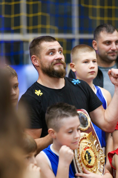 Відомий український боксер Денис Берінчик навчив юних спортсменів Кам’янського своїм фірмовим ударам