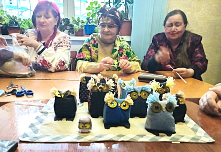 Мудрі сови власноруч: у Кам’янському жінки створили плюшевих пташок-охоронців - подробиці