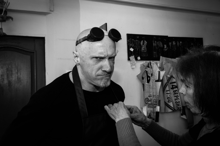 "Матінка Кураж" у Кам'янському: руїни війни крізь призму сьогодення