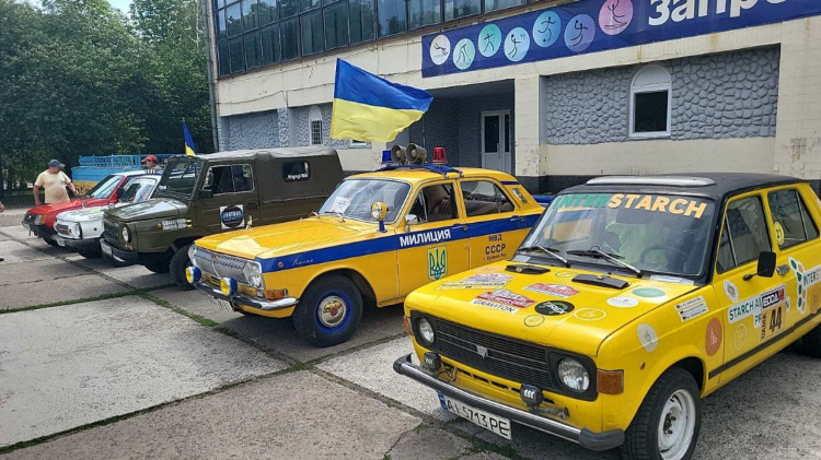 Класика на колесах: ретро-ралі у Жовтих Водах зібрало поціновувачів вінтажних авто та драйву