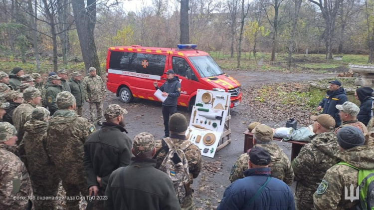 Добровольці Кам’янського району пройшли навчання з інженерної підготовки та захисту від зброї масового ураження