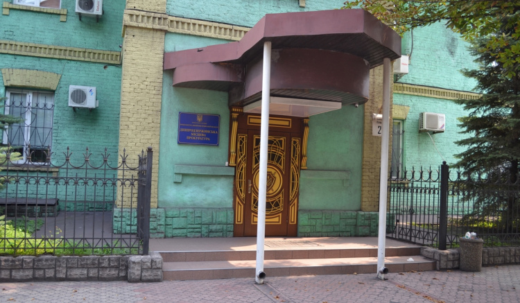 Вандалізм у Кам’янському: прокуратуру закидали яйцями й обписали гаражі - подробиці інциденту