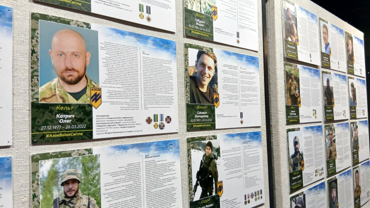 Мужність у портретах: Кам’янське вшановує захисників на виставці «Азов. Янголи Маріуполя»