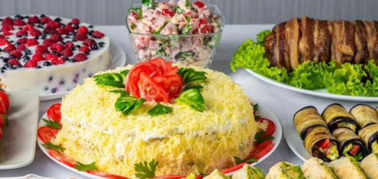 Новорічний стіл зі смаком: добірка святкових салатів, які здивують вашу родину