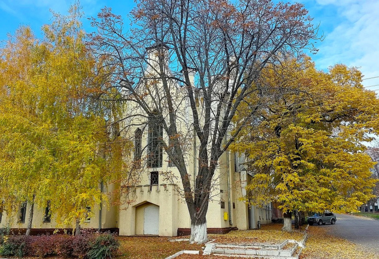 У Кам'янському районі зберігається архітектурна перлина, що пережила епохи: що відомо про "Будинок земства"