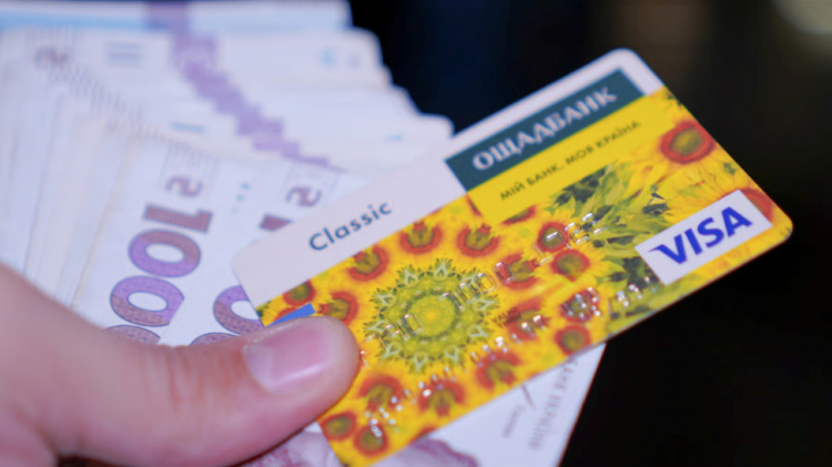 Банківські ліміти у квітні: як не «заморозити» свою картку та за що тепер доводиться доплачувати