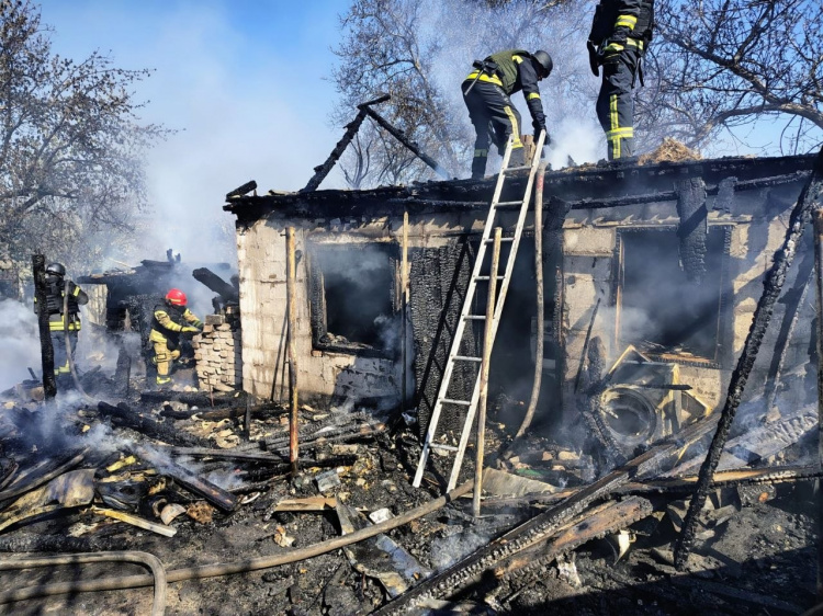 Гасіння пожежі, спричиненої уламком дрона у Жовтих Водах