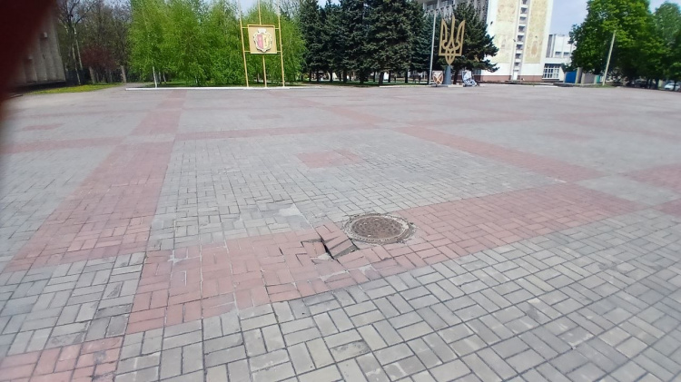 Небезпека під ногами: у центрі Кам’янського на площі Калнишевського просідає плитка