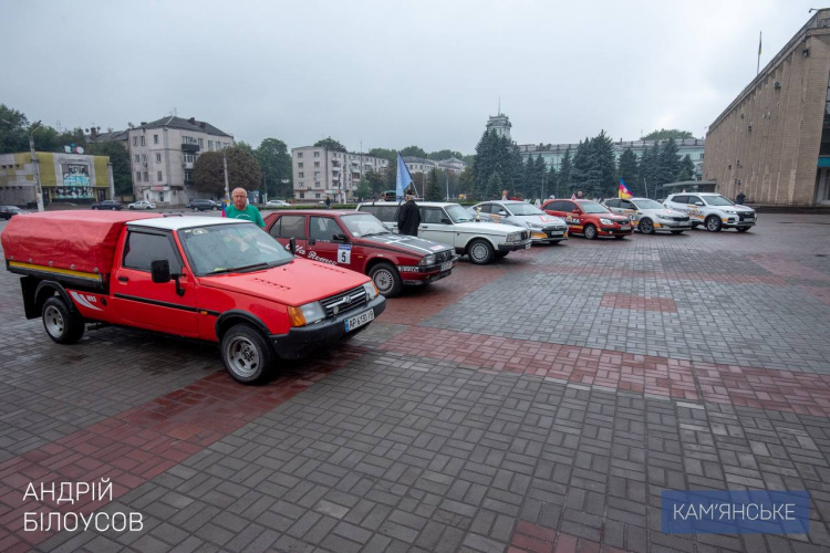 Ретроавтомобілі заполонили центр Кам’янського: що відбувалося на майдані Калнишевського