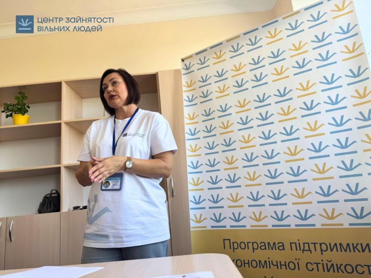 У Кам’янському переселенцям розповіли, як отримати $2600 на розвиток власної справи