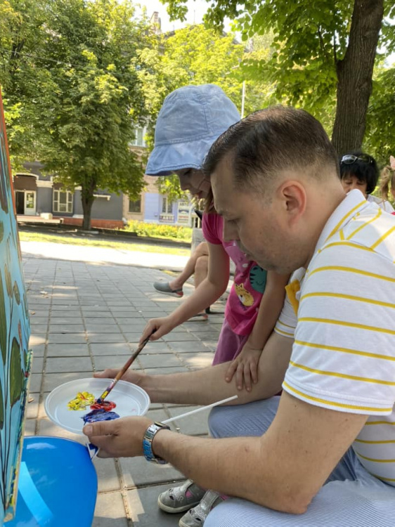 "Об'єднані мистецтвом" кам'янчани створили величезну картину до Дня міста - фото