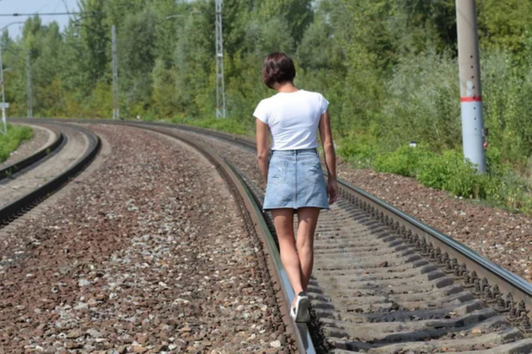 У Кам’янському дівчина-підліток переходила залізничну колію в навушниках і потрапила під потяг