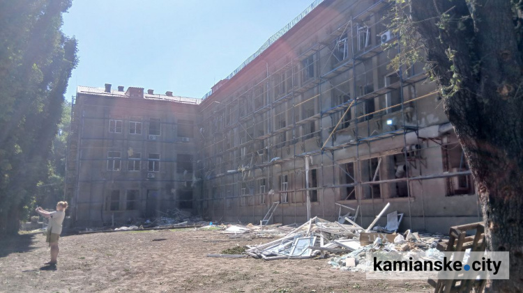 Пологове у Кам’янському після ракетного удару: обвалені стіни, зруйновані двері та знищені інтер’єри